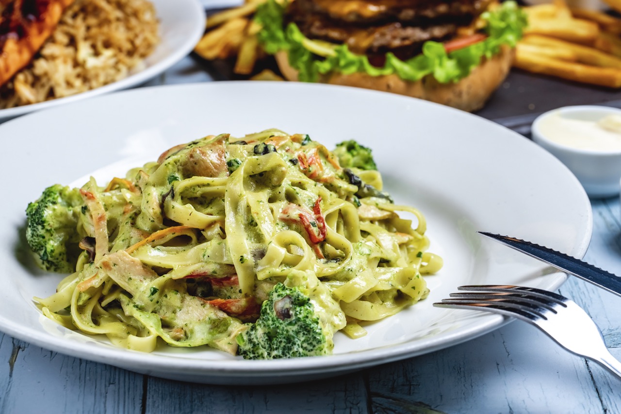 Pasta obrok salata sa brokolijem i limunom 